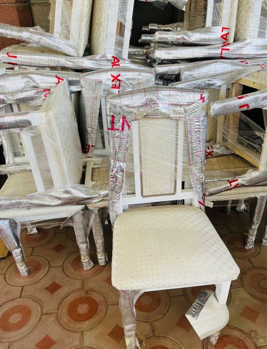 Новые деревянные стулья