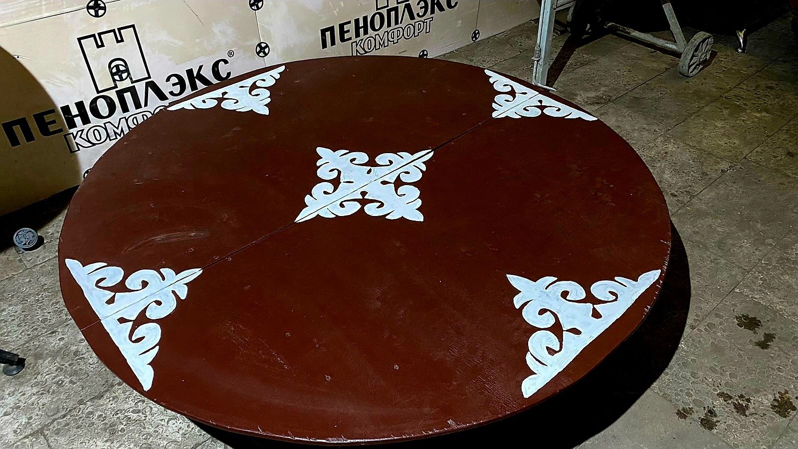 Продам казахский  круглый  стол 152×152!