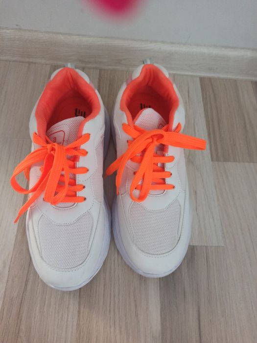 Дамски маратонки (Сникърси)