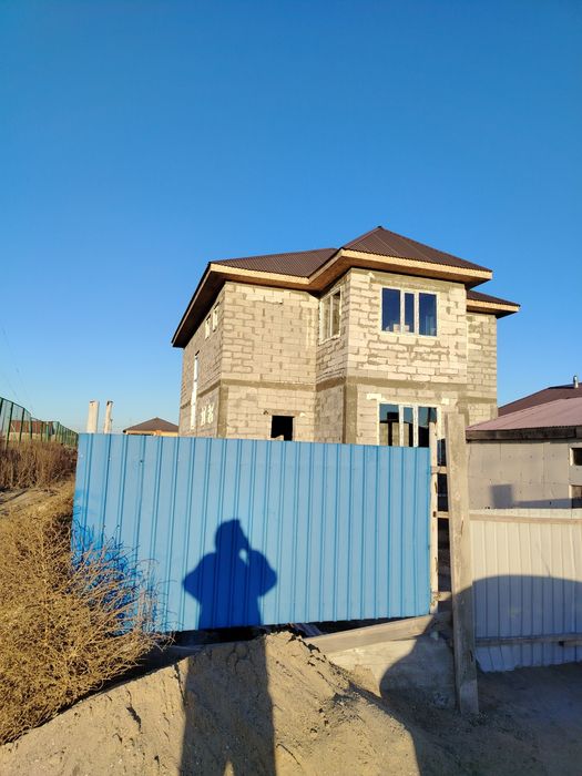 Аяқталмаған каттедж. Өте қолайлы жерде орналасқан. Палистерол бетоннан