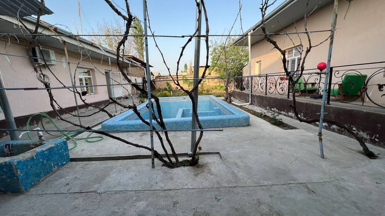 Кибрай тумани Бурота м.ф.й да 10 хона, 8 сотиг хонадон сотилади.