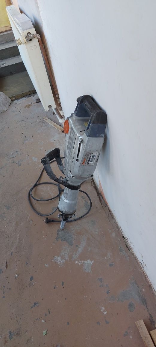 Picamer demolator,  în stare foarte bună chirie 150/ zi