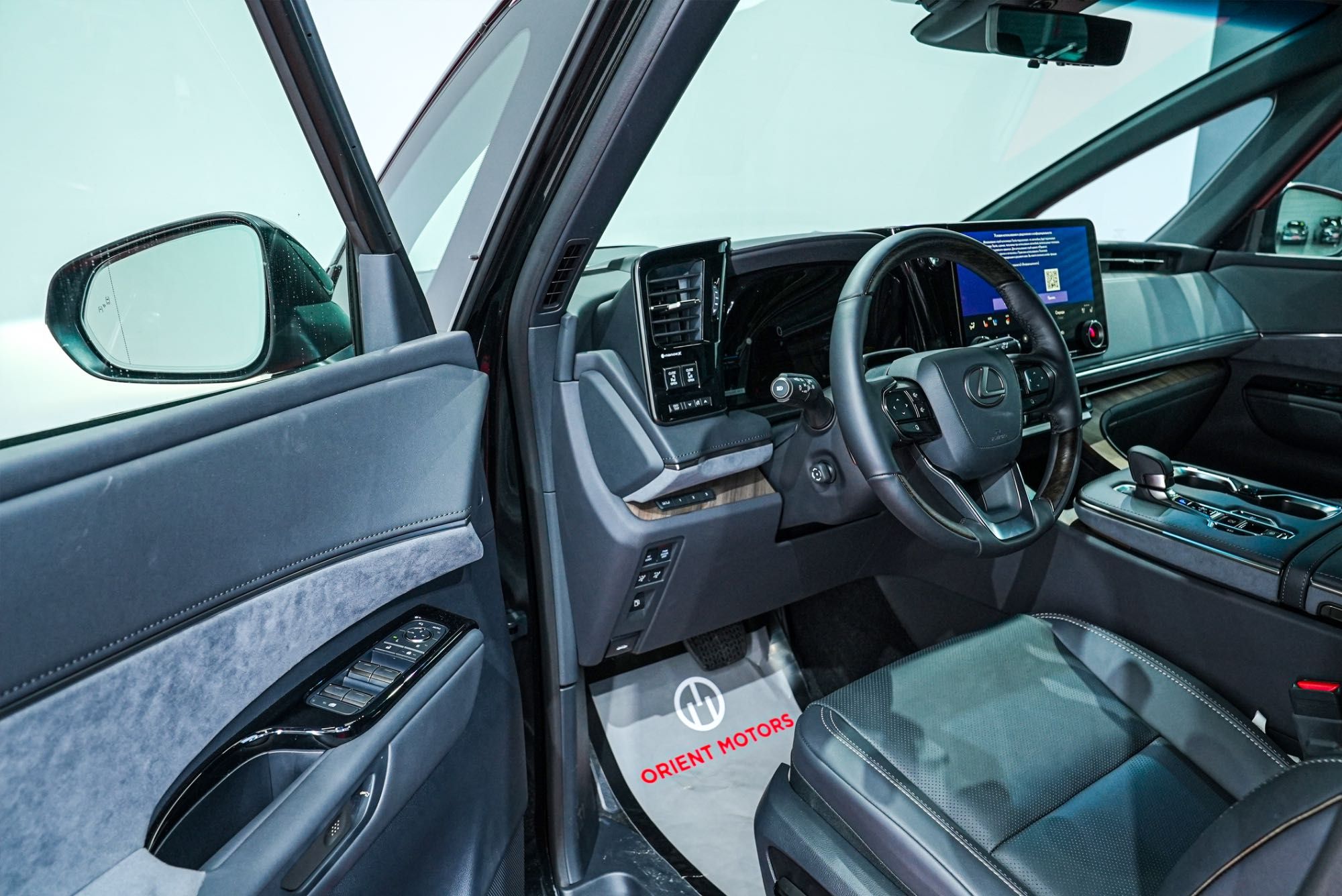 Новый Lexus LM 350h AWD 2025