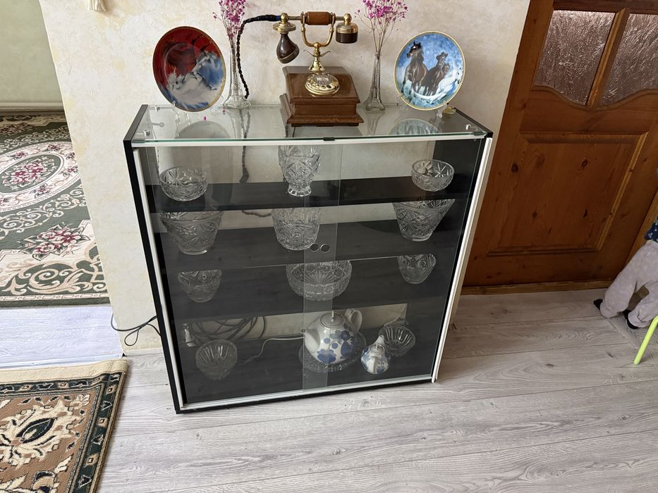 Продаётся стеклянная витрина / шкаф для посуды