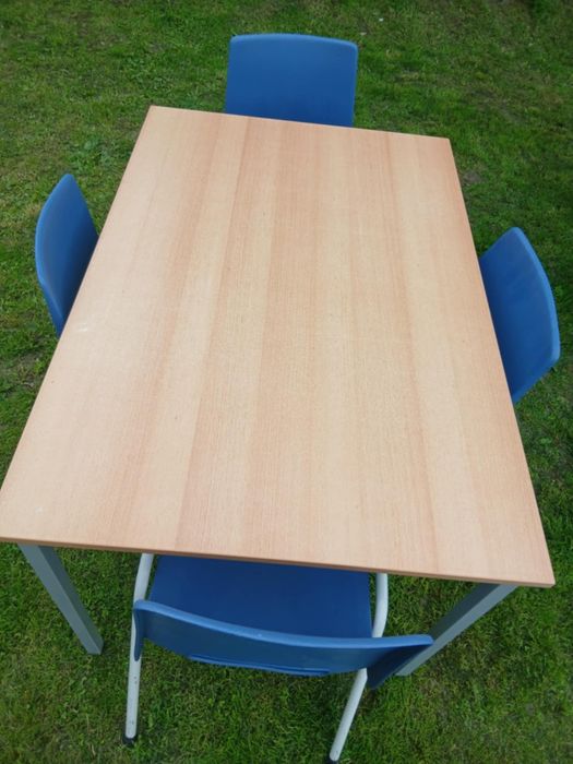 Vând 4 mese și 20 scaune