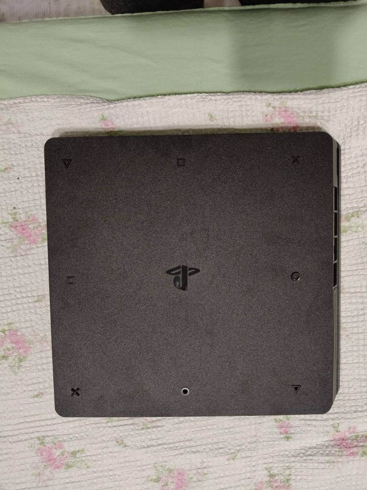 Playstation 4 конзола и 2 джойстика с подарък поставка