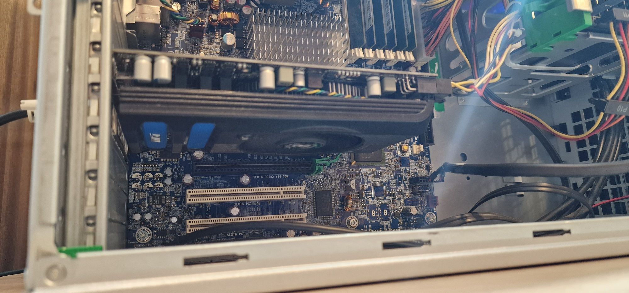 Компютър HP z400 Intel 6 ядрен 16GB ram, 256GB SSD, 2TB HDD, HD 7770 1