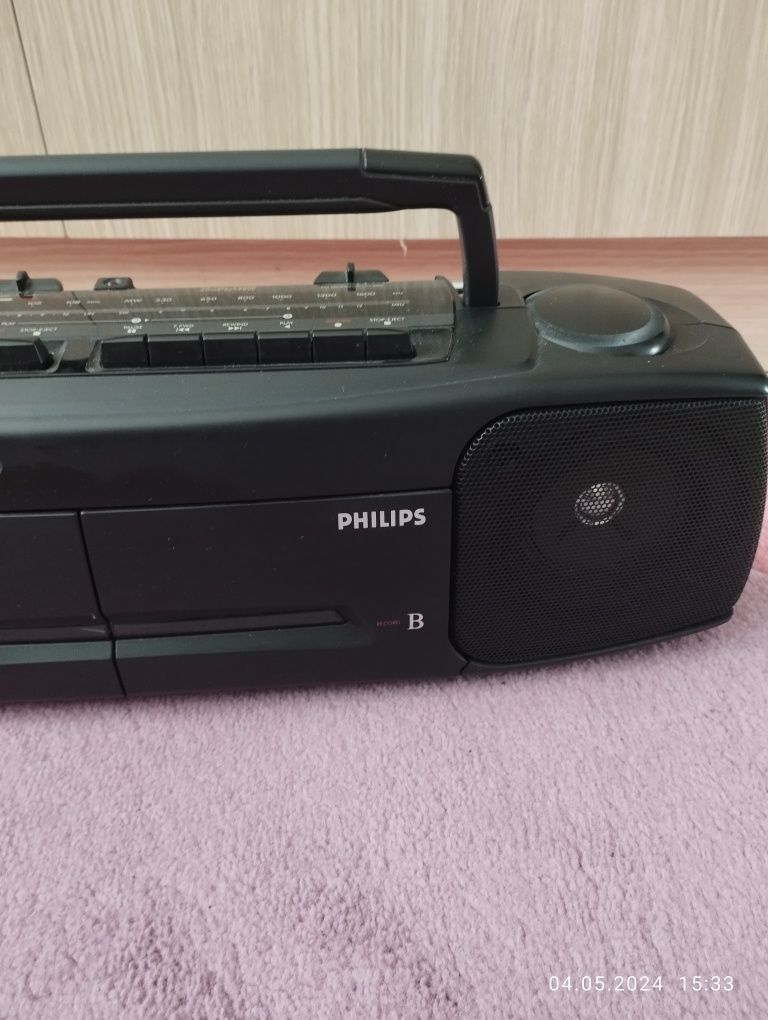 Двукасетъчен радио касетофон Philips