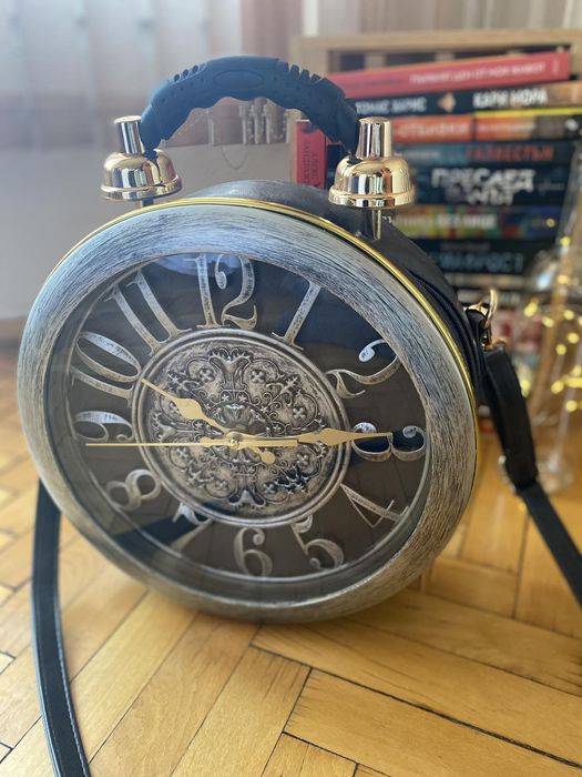 Дамска чанта-часовник