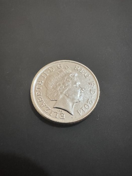 Монета пет пенса куриоз