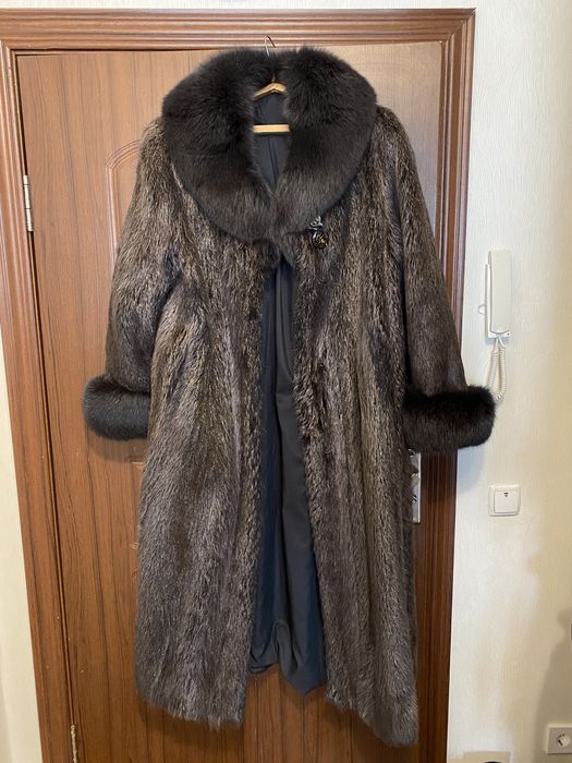 Продам дешево шубу женскую (енот)