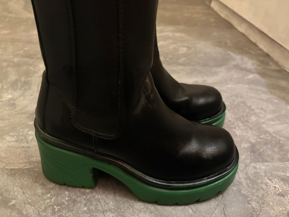 Боти със зелена подметка