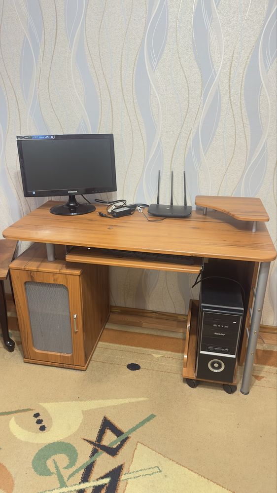 Продам компьютерный стол