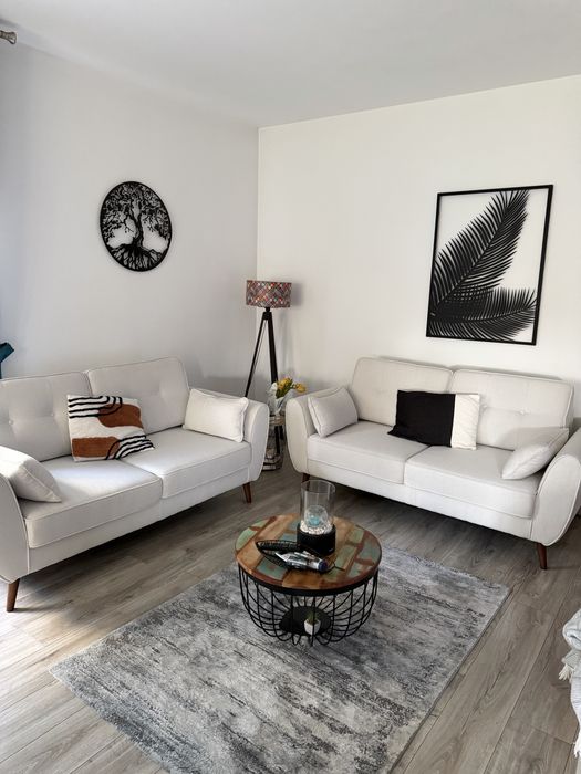 Canapele aproape noi