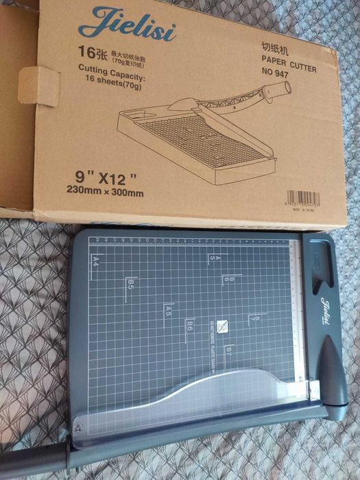 Гилотина-уред за прецизно рязане на хартия, документи, снимки, картини