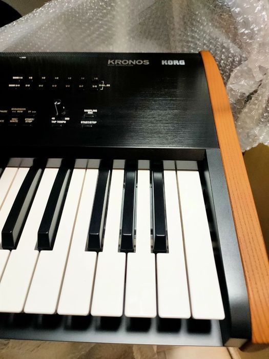 Korg kronos 2 yangi xolatda