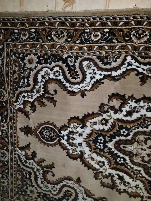 Продаю ковры 4  штуки размер разный