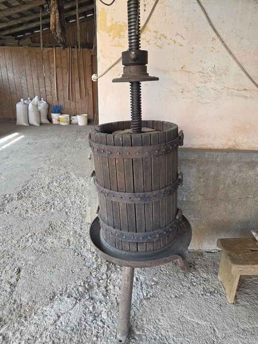 Vând presă de struguri
