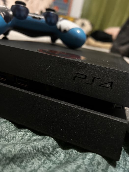 Vand PS4 în stare bună, recondiționat recent