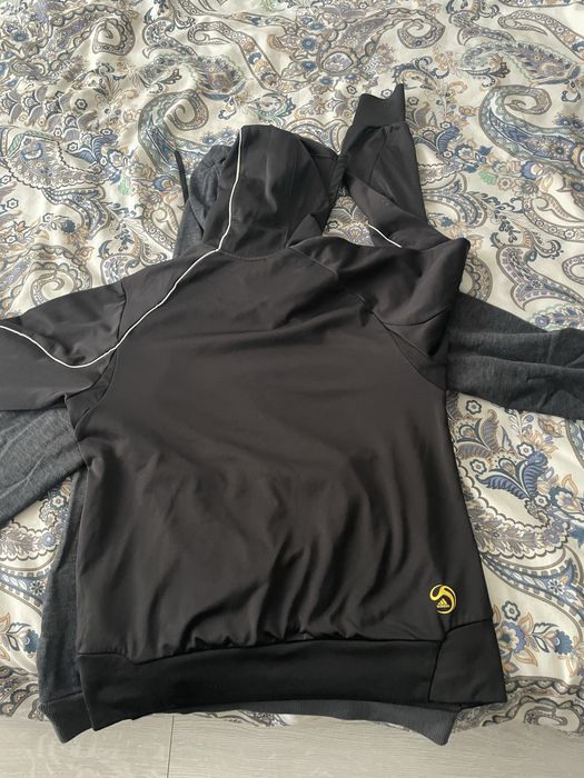 Продавам горнище Adidas и Playlife.