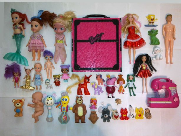 Куклы и шкаф кукольный.