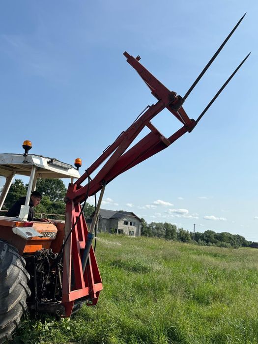 Incarcator pentru baloti in tiranti la tractor