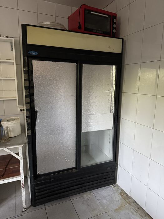 Продам витринный холодильник и столик на колесах  из металла