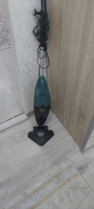 Пылесосс sarex..  Работает