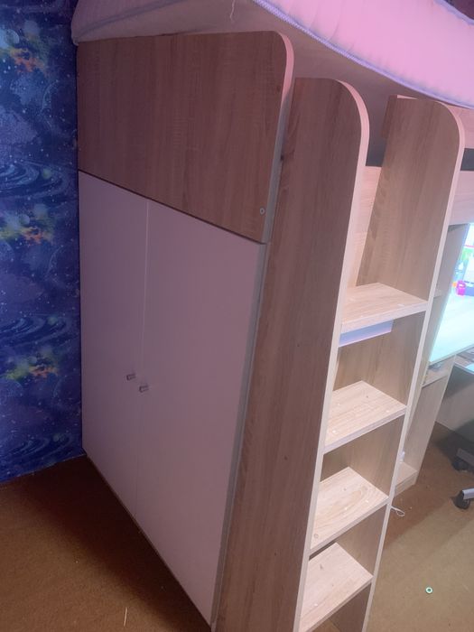 Детско двуетажно легло с бюро и гардероб с двулицев матрак