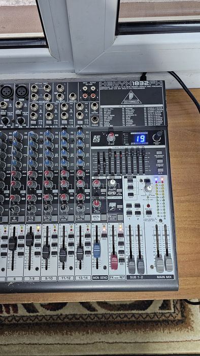 Mixer audio Behringer Xenyx 1832 fx,Boss dr-880