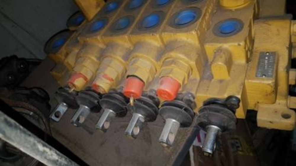 Distribuitor caterpillar