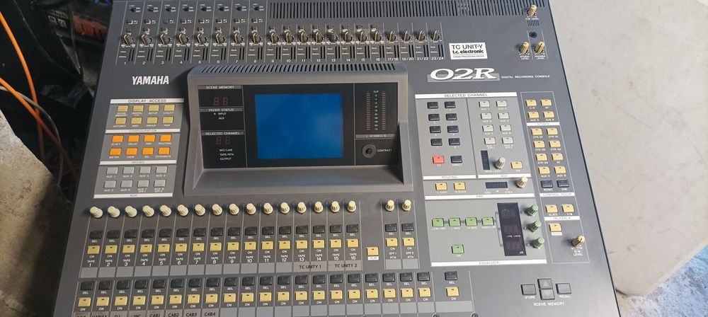 Дигитален пулт YAMAHA O2R