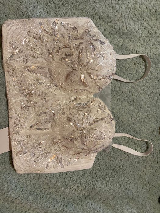 Бял корсет с блестящи елементи