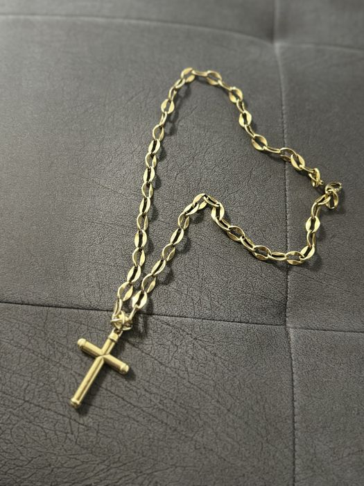 Lanț aur și cruciuliță.