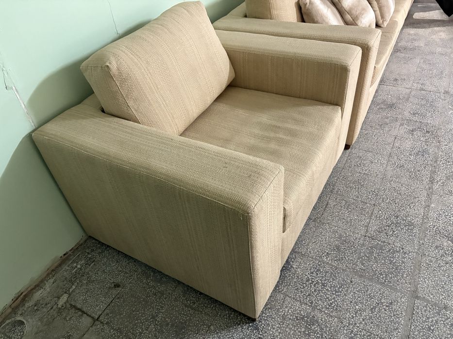 Масивен разтегателен диван + комплект възглавнички