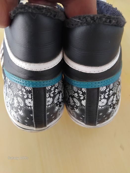 Оригинални дамски кецки Адидас.