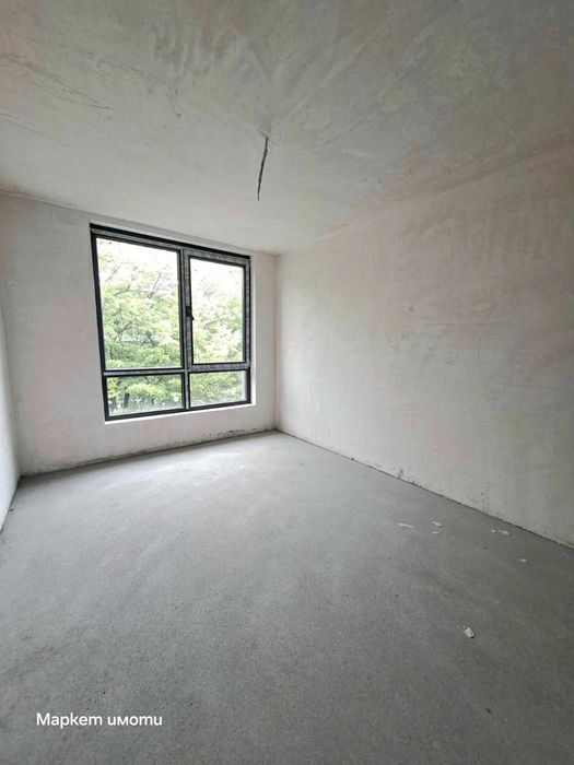 Три стаи с бокс, Езикова гимназия