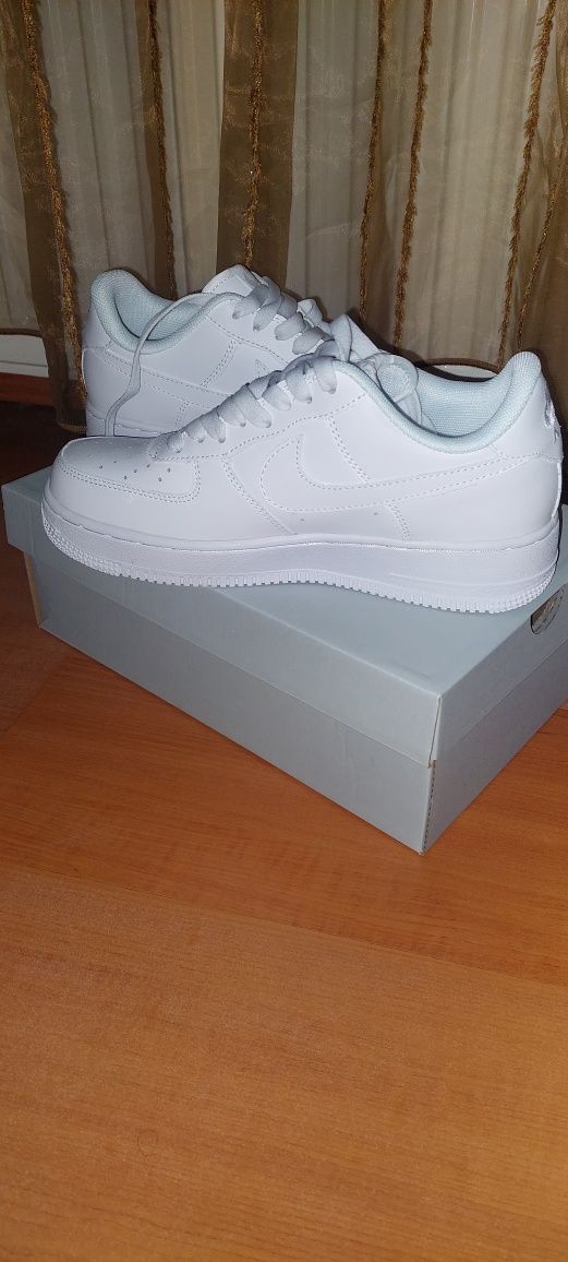 Nike Air Force triple white