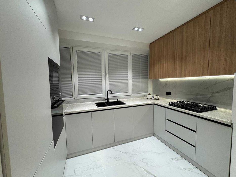 ул. Садык Азимова
Ориентир: ГУВД

4/2/4
Площадь: 80 м²