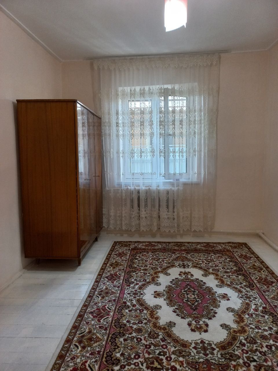 Guliston shahar markazida, KOTEDJ 5 xonali, mo'ljal 2 mavze, 7 maktab.