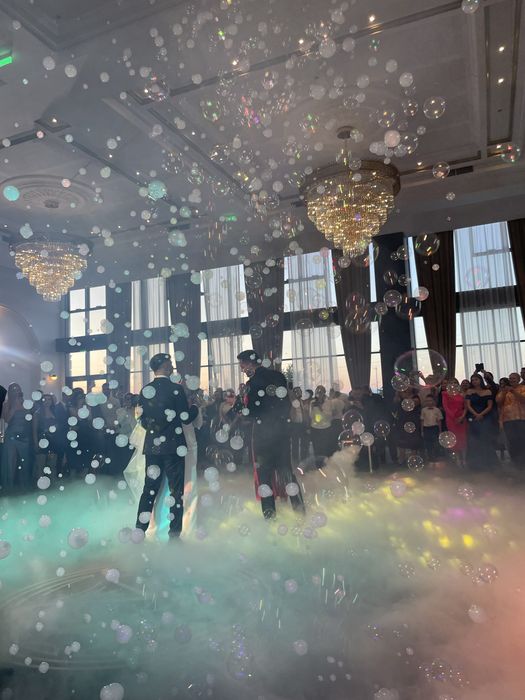 Fum greu, masina cu balone și mărturii din ceară