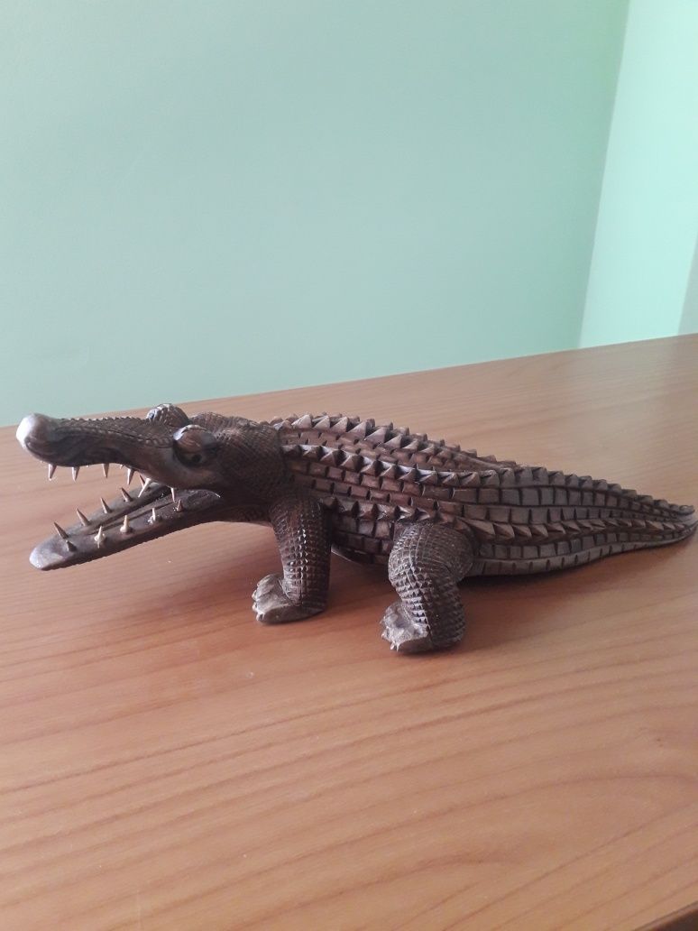 Sculptură în lemn crocodil