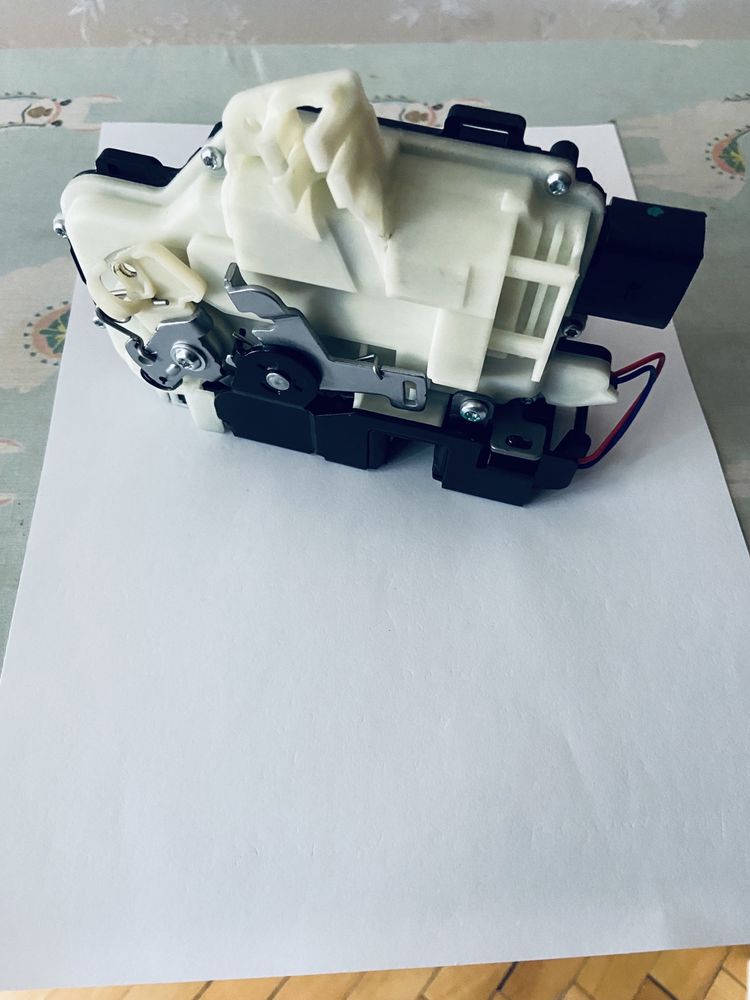 Продавам предна лява брава за VW PASSAT 5