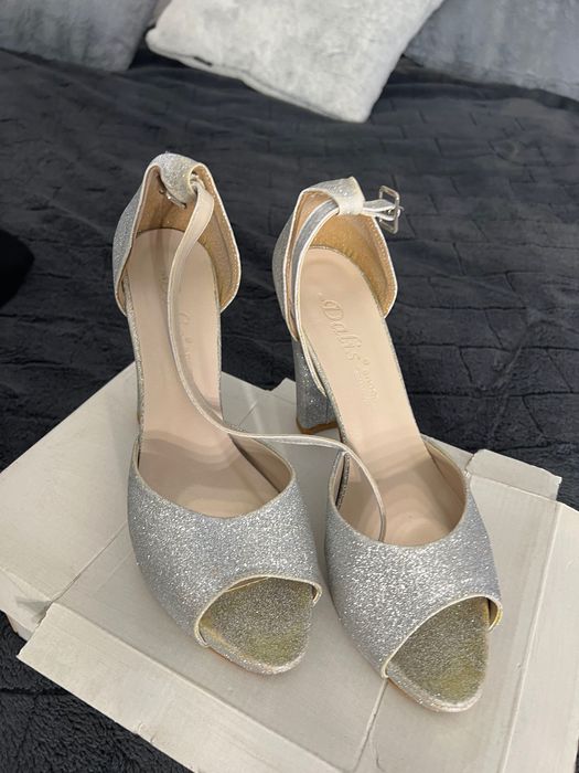 Сребристи сандали с ток
