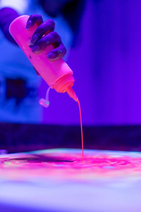 UV рисуване в София – Въртящи маси, Рисуване с Пръски и въздушна четка