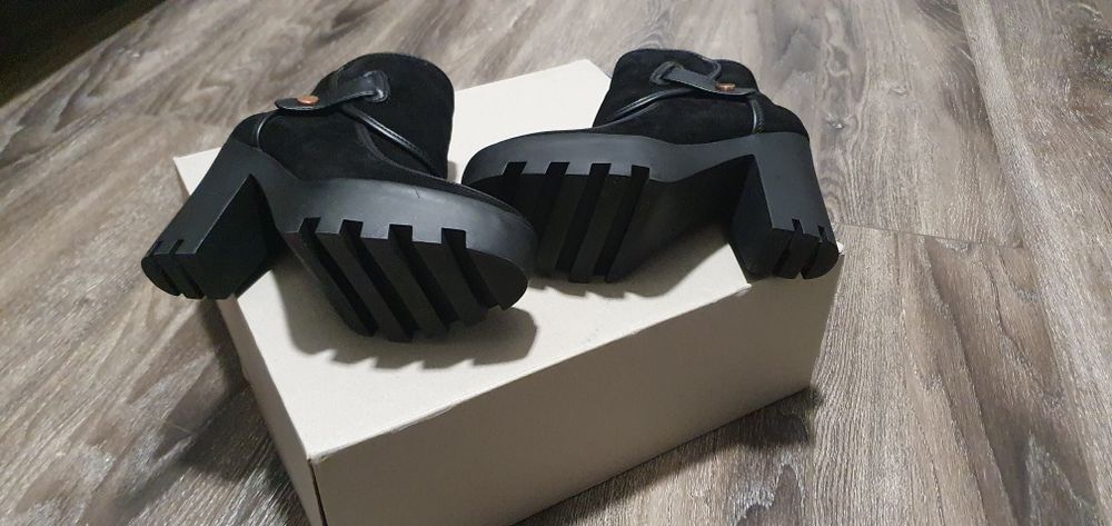 Botine Calvin Klein piele intoarsa, ca noi