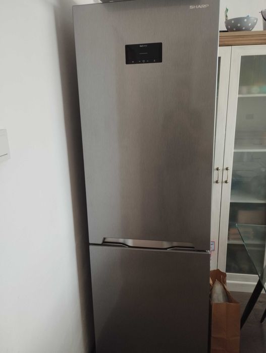 Хладилник с фризер Sharp с повреда
