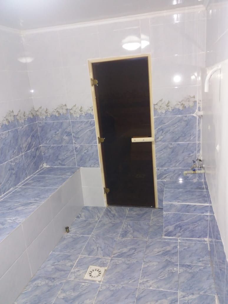 Екі қабат үйде, үш бөлмелі пәтер сатылады.