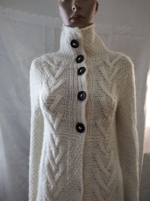 CARDIGAN lucrat manual din lanita naturala.