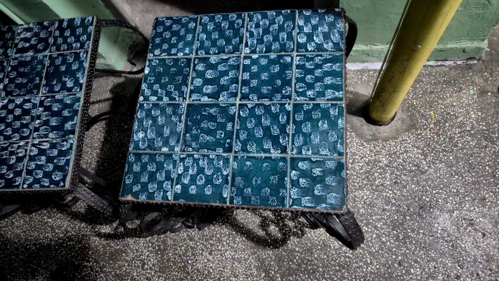 Măsuțe cafea și scaun birou.